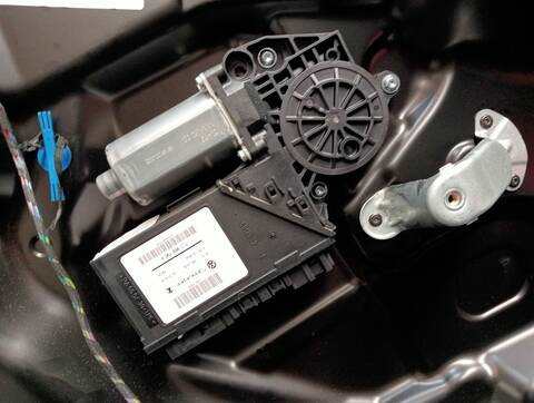 Foto 3ª: Elevalunas Manual Trasero Izquierdo Volkswagen Touareg TDI R5 174CV (2002)