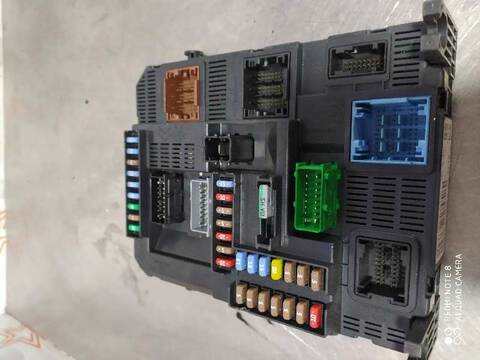 Foto 2ª: Caja Reles Fusibles Peugeot 208 STYLE 100CV 73KW [9H06] (2015)