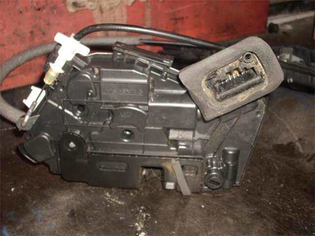 Cerradura Puerta Trasera Derecha Volkswagen Golf 1.6 ADVANCE [1.6 LTR. - 77 KW TDI DPF]