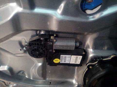 Foto 2ª: Elevalunas Manual Trasero Izquierdo Audi A8 4.2 QUATTRO 335CV 246KW [BFM] (2003)