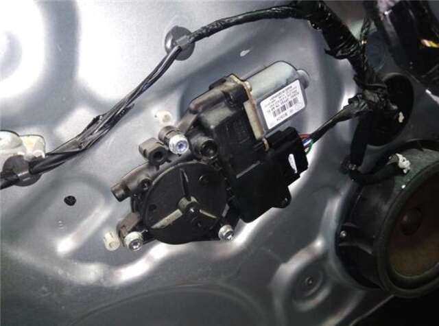 Foto 3ª: Elevalunas Eléctrico Delantero Izquierdo Hyundai ix20 1.4 CITY [1.4 LTR. - 66 KW CAT]