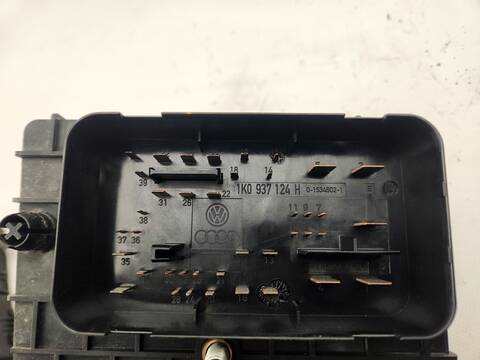 Foto 4ª: Caja Reles Fusibles Volkswagen Golf SPORTLINE BERLINA 140CV 103KW [BKD] (2004)