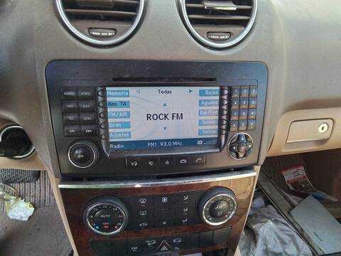 Foto 2ª: Sistema Audio Radio CD Mercedes Clase ML 300 3.0 CDI W164) CAT [642940] (2006)