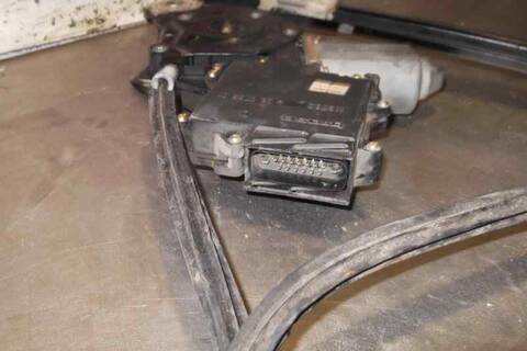 Foto 3ª: Elevalunas Manual Trasero Derecho Volkswagen Sharan BASICO 90CV 66KW [1Z] (1996)