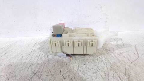 Foto 3ª: Caja Reles Fusibles Toyota Auris 1.6 ZRE151_) 124CV [1ZR-FE] (2006)