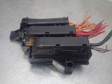 Foto 2ª: Caja Reles Fusibles Audi A5 2.0 TDI 105KW) 143CV [CAGA] (2010)