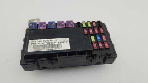 Foto 1ª: Caja Reles Fusibles Kia Rio BASIC 75CV 55KW [D3FA] (2013)