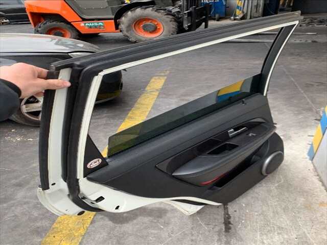 Foto 3ª: Puerta Trasera Izquierda Ssangyong Rexton 2.0 CRDI 155CV 0CV [671960] (2013)