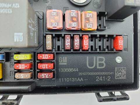 Foto 4ª: Caja Reles Fusibles Opel Astra EXCELLENCE 131CV 96KW [A17DTS] (2012)