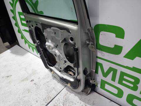 Foto 2ª: Puerta Trasera Izquierda Ford Focus TREND BERLINA 101CV 74KW [FFDA] (2004)