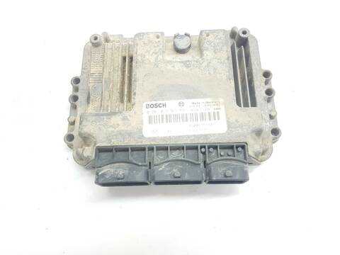 Foto 1ª: Centralita Motor ECU Nissan Interstar CAJA CERRADA L 2 H 2 TECHO (2003)