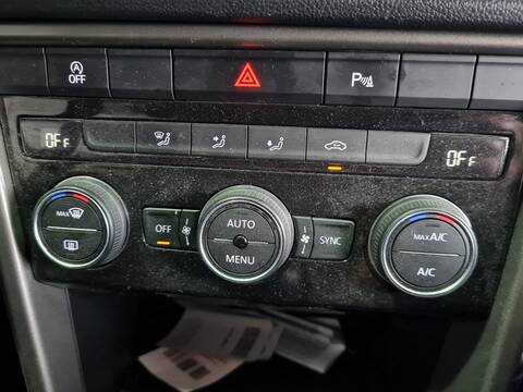 Foto 2ª: Mando Calefacción A. A. Volkswagen T-Roc ADVANCE 5P [DTR] (2021)