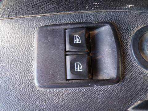 Botonera Elevalunas Renault Kangoo K9K647