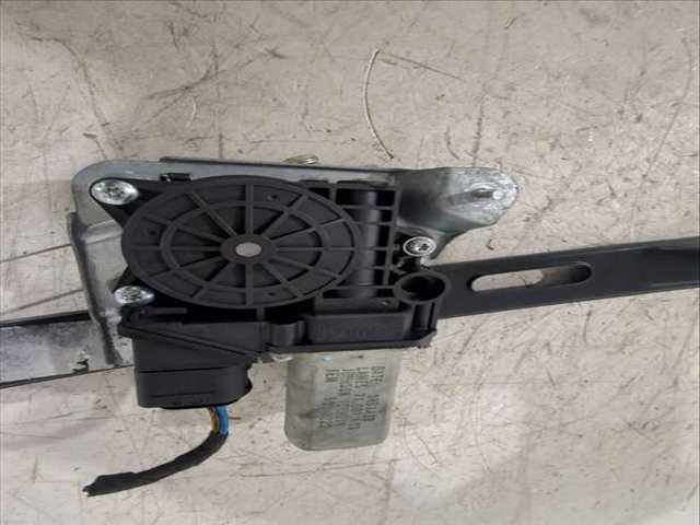 Foto 3ª: Elevalunas Manual Trasero Derecho Bmw Serie 1 120 D E87) [N47 D20 A,N47 D20 C] (2007)