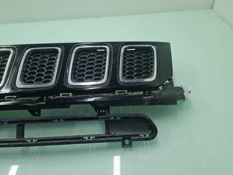 Foto 4ª: Rejilla Delantera Jeep Compass LIMITED 4X2 120CV 88KW [55260384] (2018)