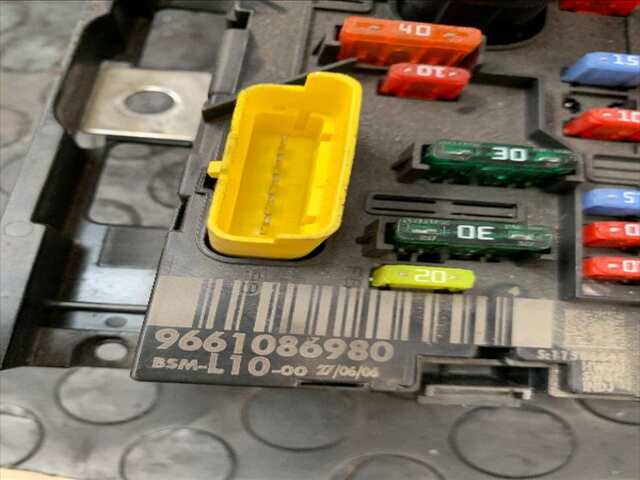 Foto 2ª: Caja Reles Fusibles Peugeot 207 1.6 HDI 90CV/66KW [9HX] (2006)