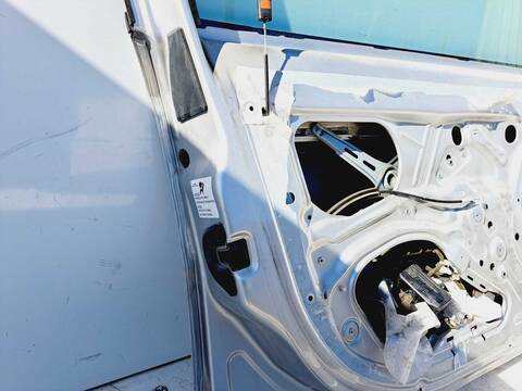 Foto 3ª: Puerta Delantera Izquierda Opel Vectra CLUB BERLINA 122CV 90KW [Z18XE] (2004)