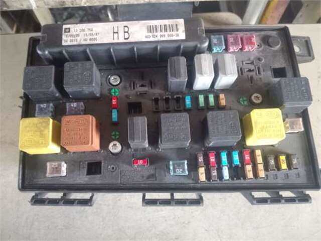 Foto 3ª: Caja Reles Fusibles Opel Astra 1.9 CDTI [Z 19 DT]