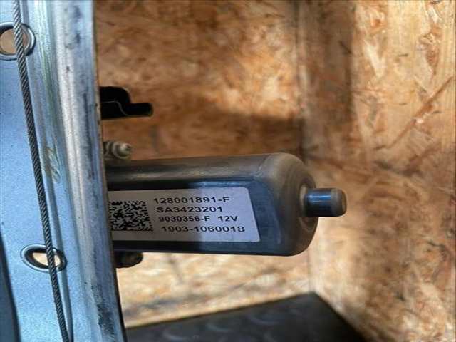Foto 3ª: Elevalunas Eléctrico Delantero Derecho Dacia Duster ACCESS 1 TCE CAT 91CV (2018)