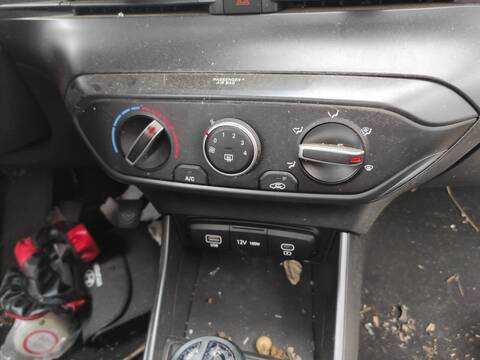 Foto 1ª: Mando Calefacción A. A. Hyundai i20 G4LF (2024)
