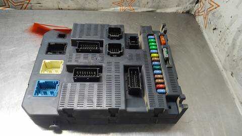 Foto 2ª: Caja Reles Fusibles Peugeot 207 CONFORT 90CV 66KW [9HX] (2008)