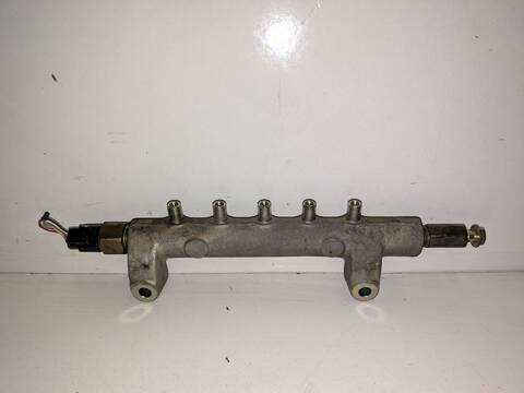 Foto 2ª: Rampa Inyectora Nissan Primera ACENTA 2.2 16V TD CAT 139CV (2001)
