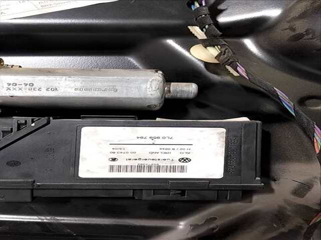Foto 3ª: Elevalunas Manual Trasero Derecho Volkswagen Touareg TDI R5 174CV (2002)