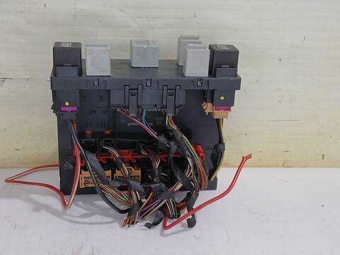 Foto 2ª: Caja Reles Fusibles Volkswagen Passat INDIVIDUAL BERLINA 140CV 103KW (2003)
