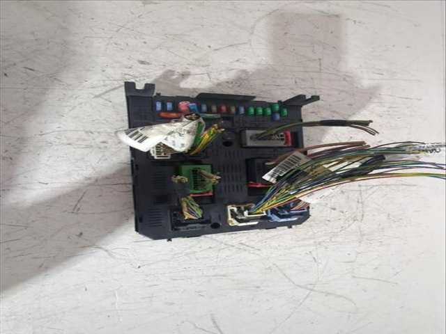 Foto 1ª: Caja Reles Fusibles Citroen C4 1.6 HDI AUT. 109CV [9HY (DV6TED4) 9HZ (DV6TED4)] (2006)