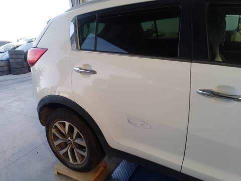 Foto 1ª: Puerta Trasera Derecha Kia Sportage BUSINESS 2WD 116CV 85KW [D4FD] (2015)