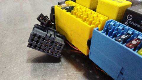 Foto 3ª: Caja Reles Fusibles Mercedes Vito 109/111 CDI LANG 447.703) 114CV 84KW [622951] (2015)