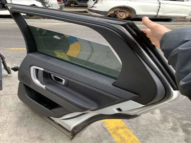 Foto 2ª: Puerta Trasera Derecha Land Rover Discovery 2.0 DTD 179CV 0CV [204DTD] (2018)