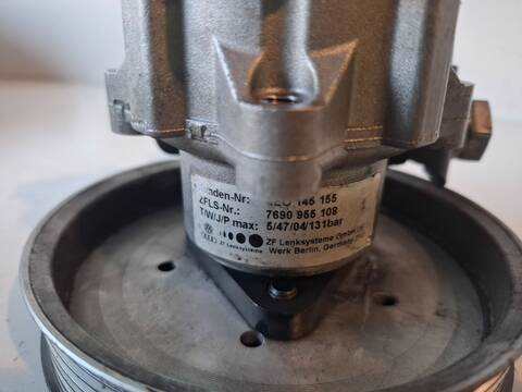 Foto 3ª: Bomba de Direccion Audi A4 2.5 TDI 163CV (2001)