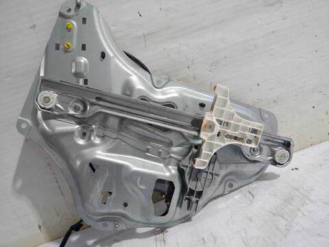 Foto 3ª: Elevalunas Manual Trasero Derecho Hyundai ix35 2.0 CRDI 4WD 136CV 100KW [D4HA] (2010)