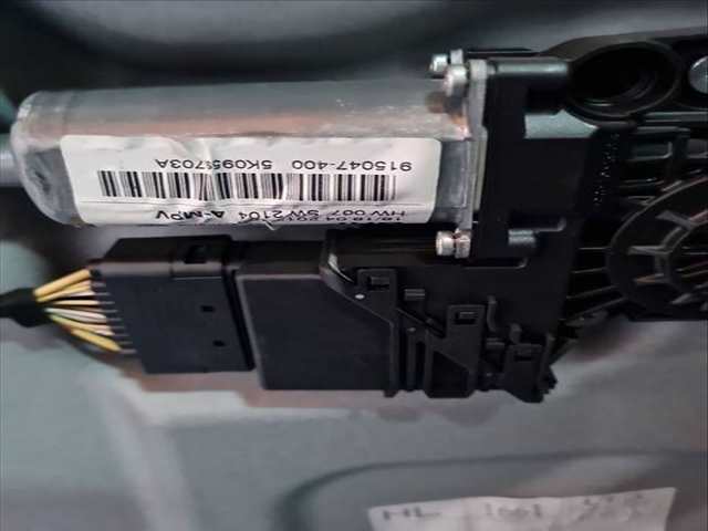 Foto 3ª: Elevalunas Manual Trasero Izquierdo Volkswagen Touran 2.0 TDI 140CV 103KW [CFHC] (2013)