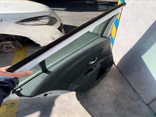 Foto 2ª: Puerta Trasera Izquierda Renault Megane 1.5 DCI 0CV III SPORT TOURER KZ DESDE 05/2009 [K9K 836] (2011)