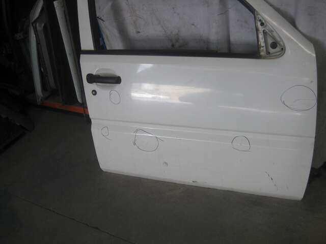 Foto 1ª: Puerta Delantera Derecha Nissan Terrano 2.7 TD 4WD 101CV (2000)