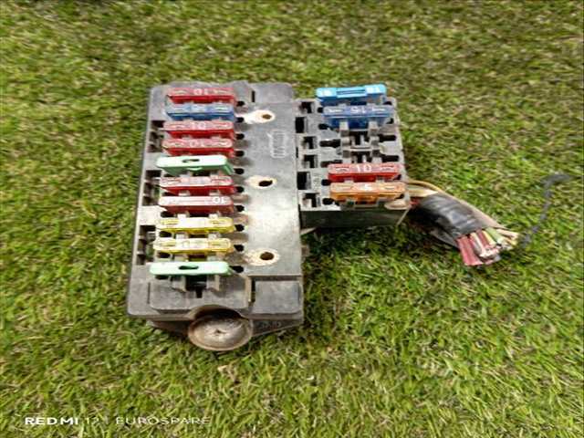 Foto 3ª: Caja Reles Fusibles Nissan Patrol 3.3 D SD33 5P (1989)