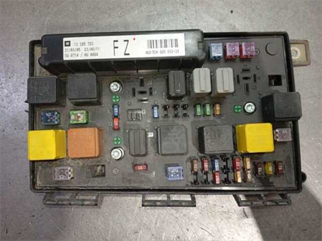 Foto 2ª: Caja Reles Fusibles Opel Astra 1.9 ELEGANCE [1.9 LTR. - 110 KW 16V CDTI CAT (Z 19 DTH - LRD)]
