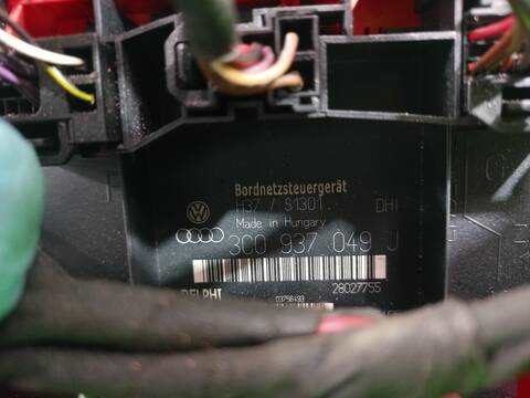 Foto 3ª: Caja Reles Fusibles Volkswagen Passat 2.0 TDI BERLINA 140CV 103KW [BKP] (2006)