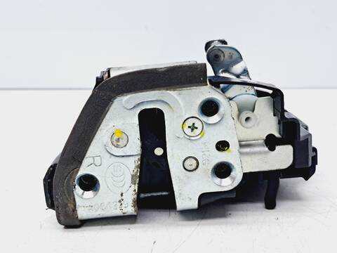 Foto 3ª: Cerradura Puerta Trasera Derecha Toyota Avensis 2.0 D-4D CAT 124CV 91KW [1AD] (2014)
