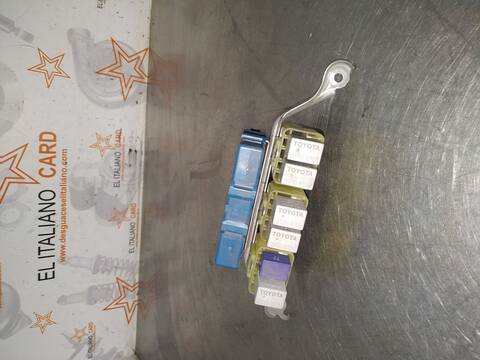 Foto 3ª: Caja Reles Fusibles Toyota Corolla 2.2 D-4D SOL 136CV 100KW [2ADFTV] (2006)