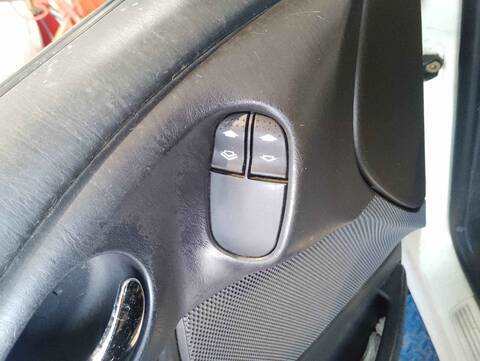 Botonera Elevalunas Ford Focus AMBIENTE BERLINA 100CV 74KW