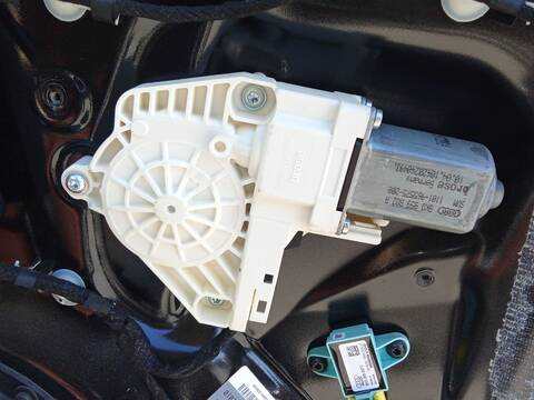 Foto 2ª: Elevalunas Eléctrico Delantero Derecho Audi A4 2.0 TDI QUATTRO 143CV 105KW [CAGA,CJCA] (2010)