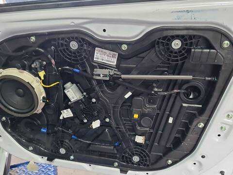 Foto 2ª: Elevalunas Eléctrico Delantero Derecho Hyundai i30 2.0 N 275CV 202KW [G4KH] (2025)