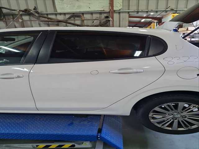 Puerta Trasera Izquierda Peugeot 208 STYLE 99CV 73KW