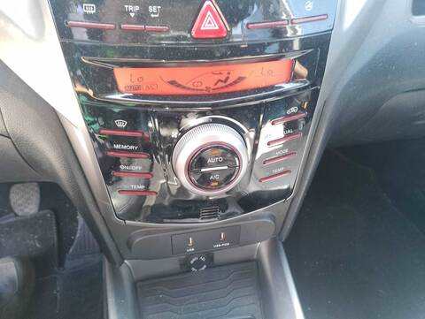 Foto 2ª: Mando Climatizador Ssangyong Tivoli CRYSTAL 4X2 116CV 85KW [673910] (2017)