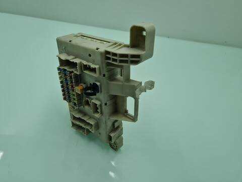 Foto 3ª: Caja Reles Fusibles Toyota Land Cruiser 3.0 TD 163CV 120KW [1KDFTV] (2003)