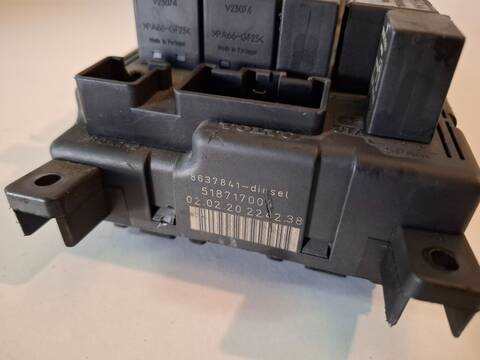 Foto 3ª: Caja Reles Fusibles Volvo S60 BERLINA 2.4 DIESEL CAT 163CV (2001)