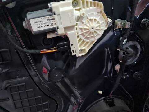 Foto 1ª: Elevalunas Manual Trasero Izquierdo Audi Q5 2.0 TDI 125KW) 170CV [CAHA] (2009)